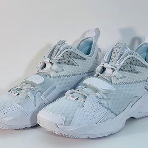 Basketball shoes. Condition: New